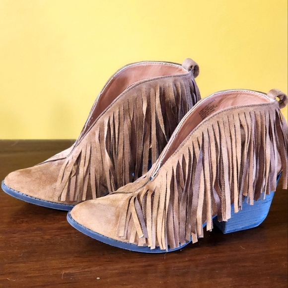 Coconuts by Matisse fringe booties, sz 10 - Picture 1 of 6